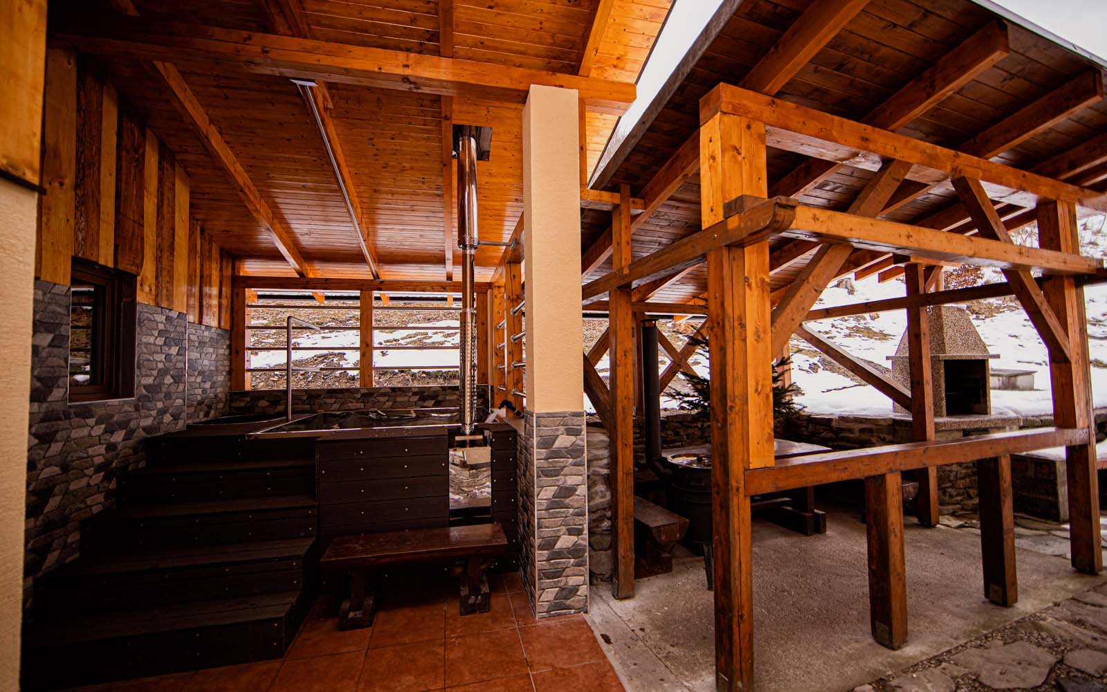 Kuchynka pri altánku a SPA